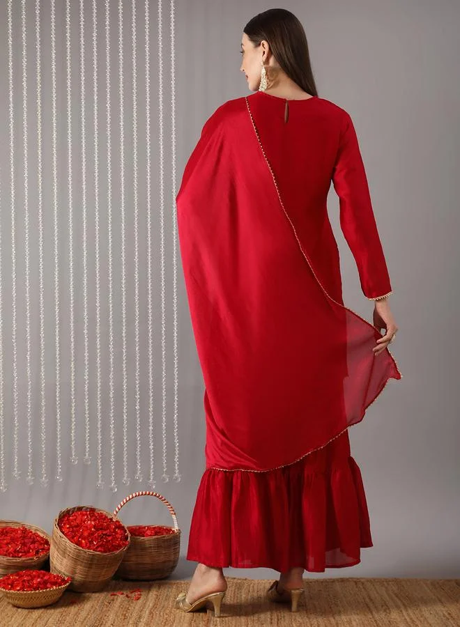 جلو باص مجموعة من كورتا حمراء بتفاصيل مطرزة مع بنطال شرارة ووشاح